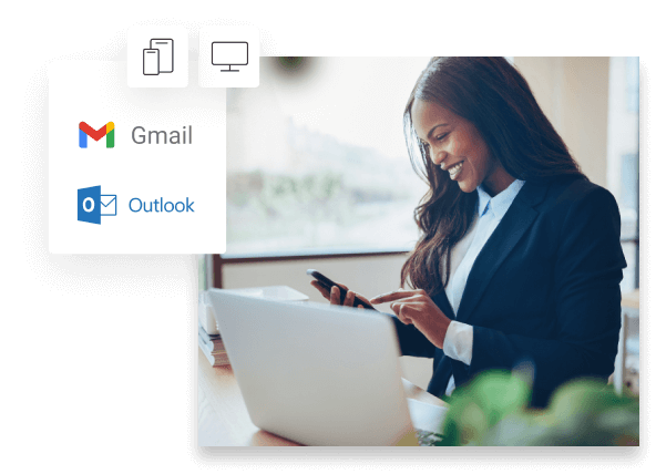 Vrolijke vrouw die op haar telefoon bezig is. Op de voorgrond staat een opengeklapte laptop die je van achteren ziet. Linksboven zijn enkele logo's zichtbaar. Dat zijn die van Gmail, Outlook en een visule eweergave van mobieltjes, tablets en desktop computers.