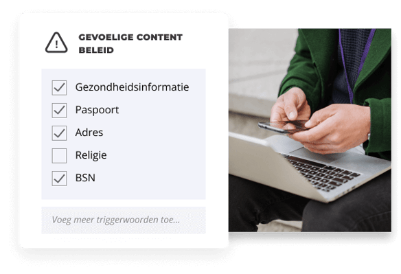 Een mobiele telefoon wordt door twee handen vastgehouden, vlak boven een opengeklapte laptop. Aan de linkerkant is een lijst te zien met voorbeelden van woorden en informatie waarop een contentbeleid moet aanslaan.