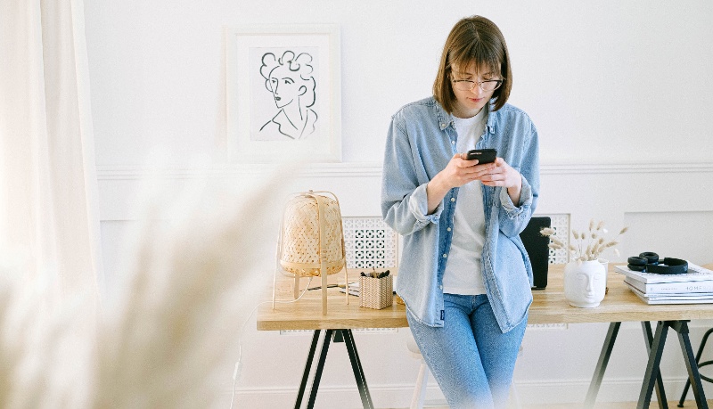 woman-phone