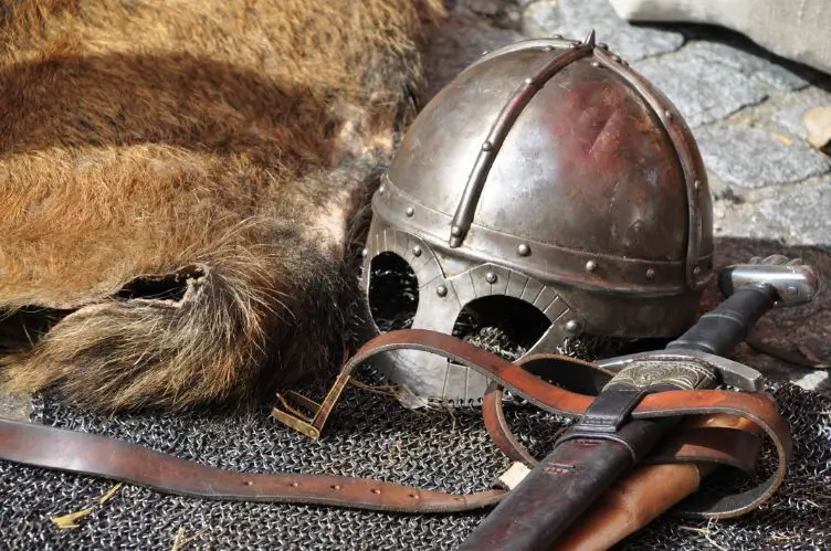 knight helmet (1)